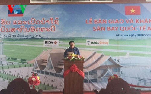 Президент Вьетнама принял участие в церемонии открытия аэропорта Аттапы в Лаосе - ảnh 1