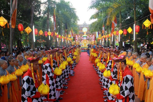 Во Вьетнаме отмечают Великий буддийский праздник Весак-2015 - ảnh 1