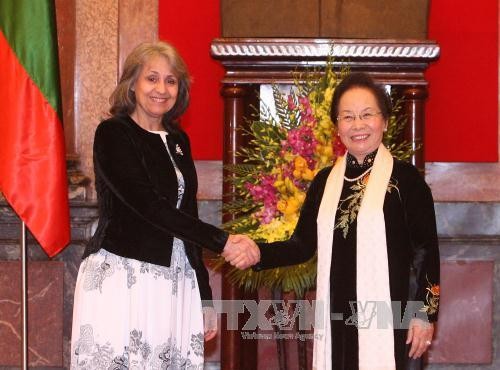 Вице-президент Вьетнама Нгуен Тхи Зоан провела переговоры с болгарской коллегой - ảnh 1