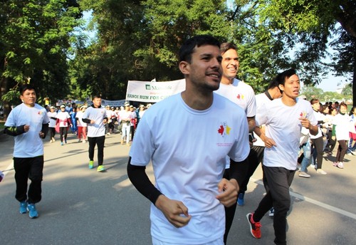 Тысячи людей приняли участие в пробеге ради ханойских детей 2015 - ảnh 1