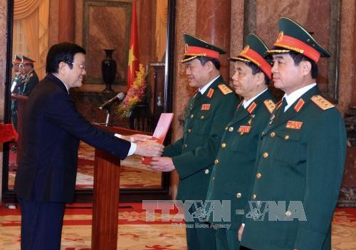 Президент Вьетнама присвоил звание генерал-полковника трём офицерам ВНА - ảnh 1