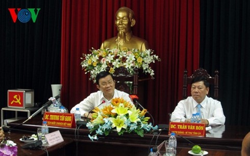 Президент СРВ поздравил власти и жителей провинций Виньлонг и Донгтхап с Тэтом - ảnh 1