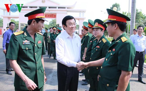 Президент СРВ посетил солдат и жителей пограничного уезда Локнинь провинции Биньфыок - ảnh 2