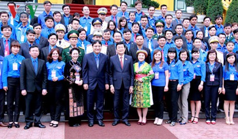 Президент СРВ Чыонг Тан Шанг встретился с лучшими комсомольцами - ảnh 1