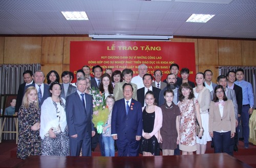 Глава Союза обществ дружбы Вьетнама с зарубежными странами награждён медалью Почёта - ảnh 1