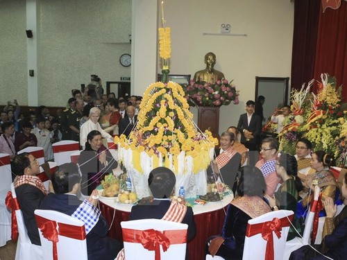 В Ханое встречали лаосский традиционый новогодний праздник «Бунпимай» - ảnh 1