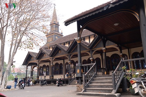 100-летняя деревянная церковь в провинции Контум - ảnh 4