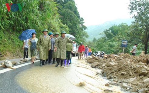Чинь Динь Зунг руководил ликвидацией последствий сильных дождей и наводнения в провинции Лаокай - ảnh 1