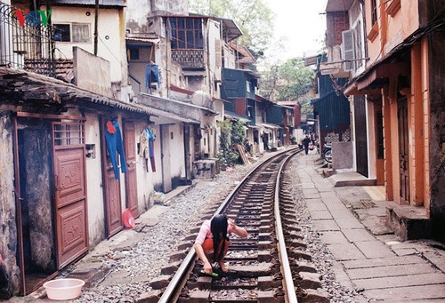 Жизнь населения вблизи железной дороги в Ханое - ảnh 1