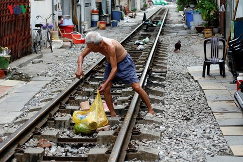 Жизнь населения вблизи железной дороги в Ханое - ảnh 2