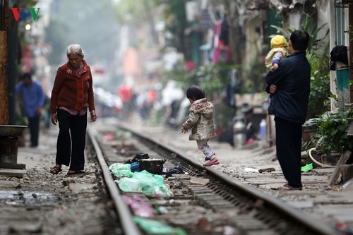 Жизнь населения вблизи железной дороги в Ханое - ảnh 3