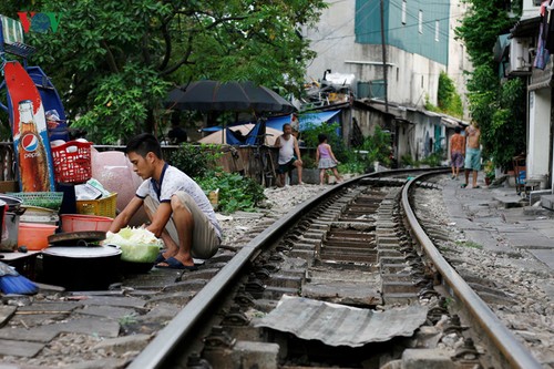 Жизнь населения вблизи железной дороги в Ханое - ảnh 5