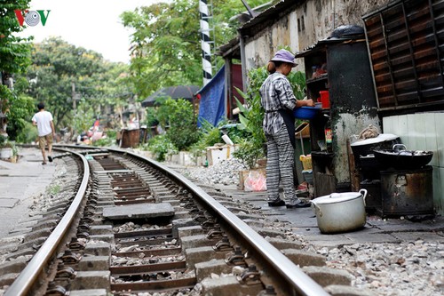Жизнь населения вблизи железной дороги в Ханое - ảnh 6