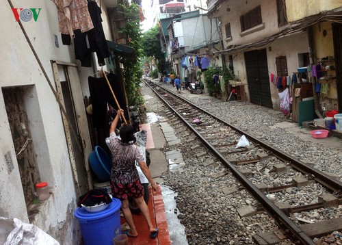 Жизнь населения вблизи железной дороги в Ханое - ảnh 7
