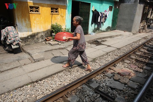 Жизнь населения вблизи железной дороги в Ханое - ảnh 8