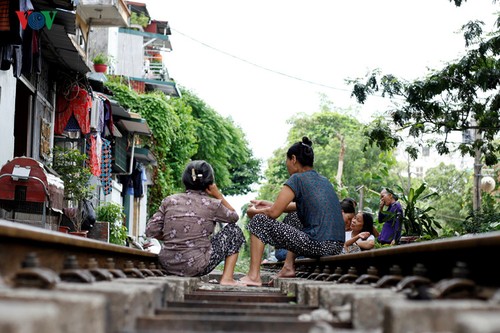 Жизнь населения вблизи железной дороги в Ханое - ảnh 9