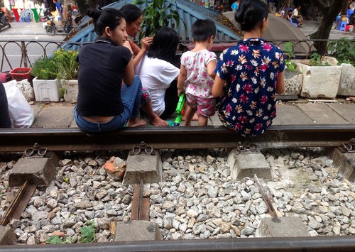 Жизнь населения вблизи железной дороги в Ханое - ảnh 10