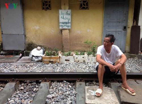 Жизнь населения вблизи железной дороги в Ханое - ảnh 11