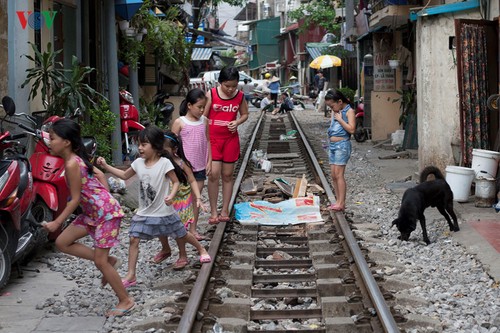Жизнь населения вблизи железной дороги в Ханое - ảnh 15