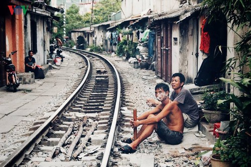 Жизнь населения вблизи железной дороги в Ханое - ảnh 17