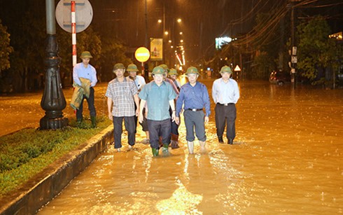 Во Вьетнаме мобилизованы все силы на ликвидацию последствий наводнения - ảnh 1