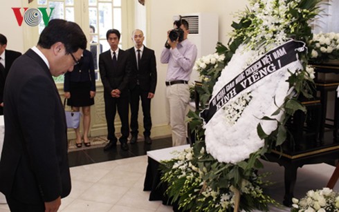 Президент Вьетнама почтил память короля Таиланда Пхумипона Адульядета - ảnh 2