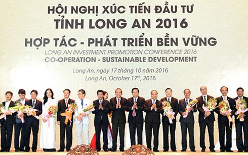 Премьер Вьетнама принял участие в конференции по продвижению инвестиций в провинцию Лонган - ảnh 2
