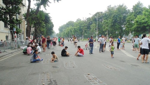 Воссоздание игры «О Ан Куан» на пешеходной улице Ханоя - ảnh 1