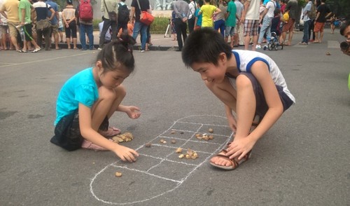 Воссоздание игры «О Ан Куан» на пешеходной улице Ханоя - ảnh 3