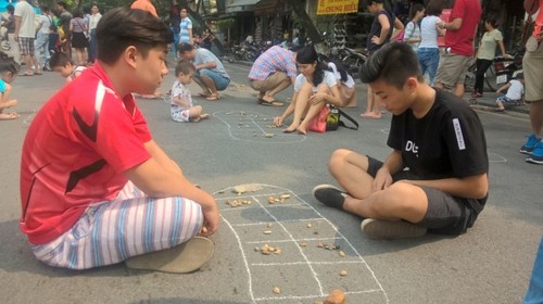 Воссоздание игры «О Ан Куан» на пешеходной улице Ханоя - ảnh 4