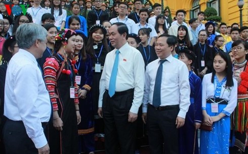 Чан Дай Куанг встретился с лучшими школьниками и студентами, представляющими нацменьшинства страны - ảnh 1