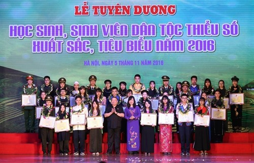 В Ханое чествованы лучшие школьники и студенты, представляющие нацменьшинства страны - ảnh 1