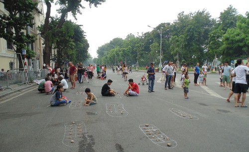 Традиционная игра «О Ан Куан» в пешеходном пространстве Ханоя - ảnh 1