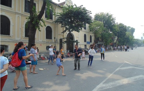Традиционная игра «О Ан Куан» в пешеходном пространстве Ханоя - ảnh 9