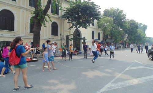 Традиционная игра «О Ан Куан» в пешеходном пространстве Ханоя - ảnh 10