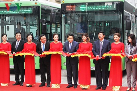 В Ханое в эксплуатацию был введен скоростный автобусный маршрут Кимма-Йеннгиа - ảnh 1