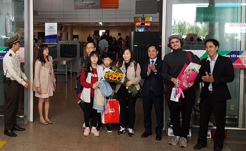 Дананг встретил первых в Новом году зарубежных туристов, прибывших на самолёте - ảnh 1