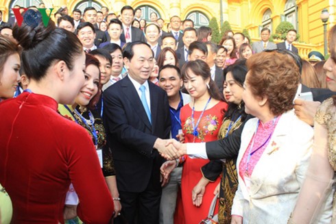 Президент СРВ Чан Дай Куанг встретился со 115 лучшими бизнесменами страны - ảnh 1