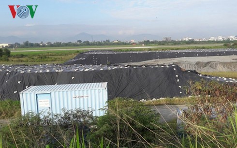 Нго Суан Лик провёл осмотр места реализации проекта очистки района аэропорта Дананг от диоксинов - ảnh 2