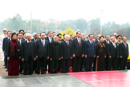 Руководители Вьетнама посетили мавзолей Президента Хо Ши Мина - ảnh 1