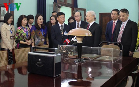 Нгуен Фу Чонг зажёг благовония в память о президенте Хо Ши Мине - ảnh 2