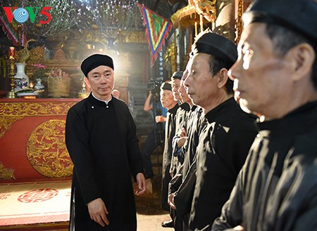 Посол Вьетнама рекламирует традиционное мужское платье страны - ảnh 8