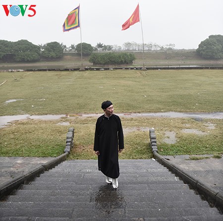 Посол Вьетнама рекламирует традиционное мужское платье страны - ảnh 9