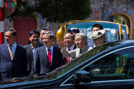Император и императрица Японии посетили императорский дворец во вьетнамском городе Хюэ - ảnh 2