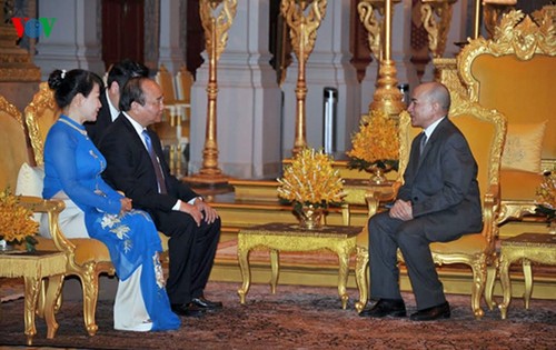 Вьетнам и Камбоджа продолжат укреплять и развивать двусторонние отношения - ảnh 1