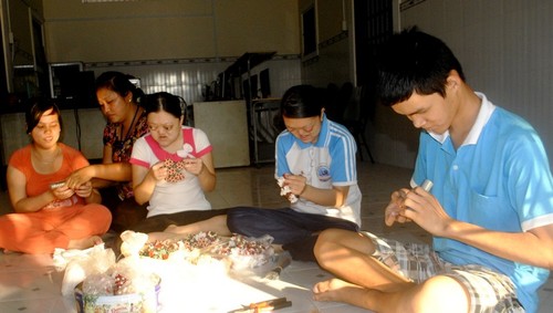 Во Вьетнаме помогают инвалидам влиться в общество - ảnh 1