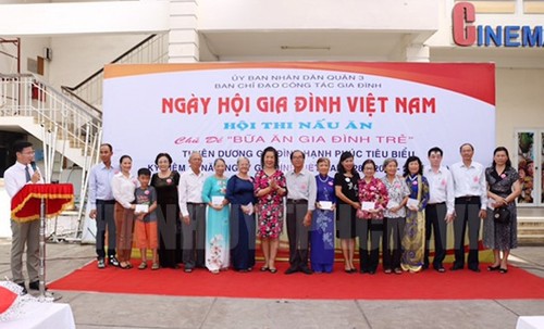 Чествованы 100 примерных культурных и счастливых семей в связи с Днем вьетнамской семьи - ảnh 1