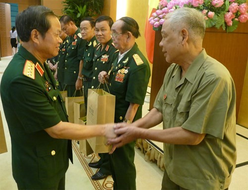 До Ба Ти встретился с представителями Общества бывших солдат на тропе Чыонгшон - ảnh 1