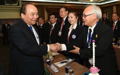 Премьер Вьетнама встретился с предпринимателями-вьетнамскими эмигрантами в Таиланде - ảnh 1