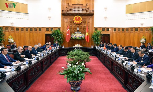 Премьер Турции провел переговоры и встречи с высшими руководителями Вьетнама - ảnh 1